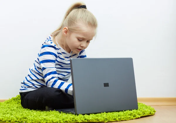 Kid flicka med laptop — Stockfoto