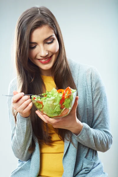 Молода жінка їсть салат ізольовано — стокове фото