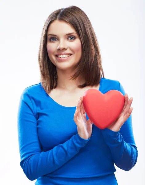 Sorridente giovane donna tenere il cuore rosso — Foto Stock