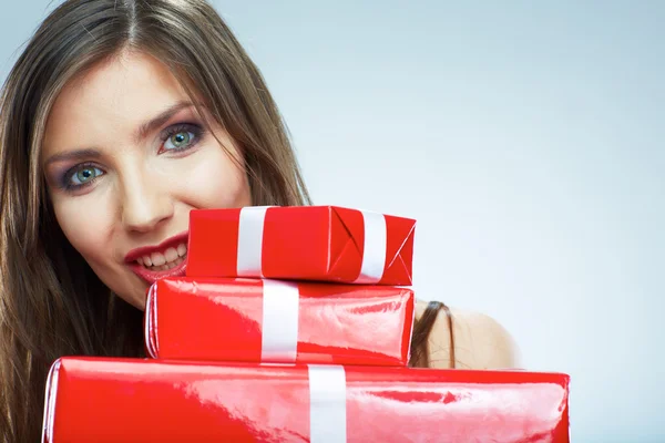 Mujer sonriente en vestido de noche sosteniendo caja de regalo roja . —  Fotos de Stock