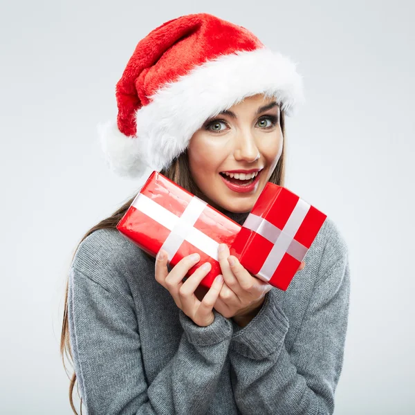 크리스마스 산타 모자 고립 된 여자 초상화 개최 크리스마스 선물. — 스톡 사진