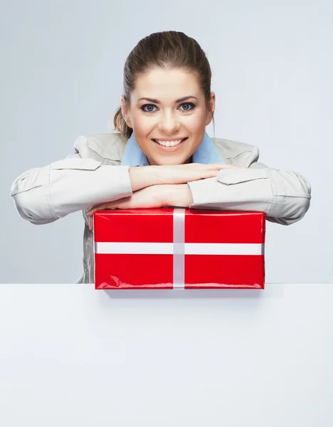 Sonrisa mujer de negocios mantenga caja de regalo roja — Foto de Stock