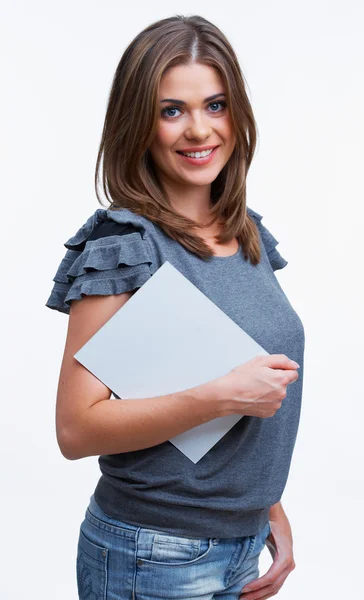 Sorrindo jovem mulher mostrando placa em branco — Fotografia de Stock