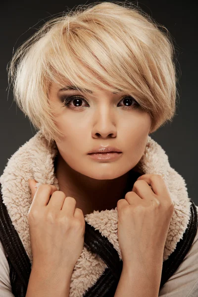 Retrato de mujer joven. Primer plano sesión de estudio de belleza . — Foto de Stock