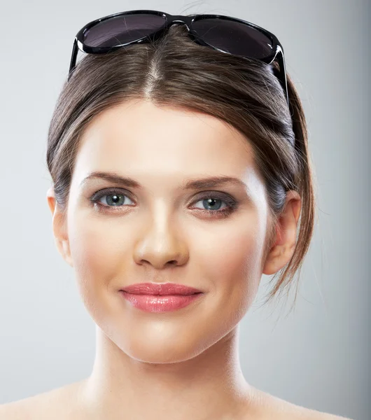 Smiling beautiful woman close up face portrait, sun glass. — Stock Photo, Image