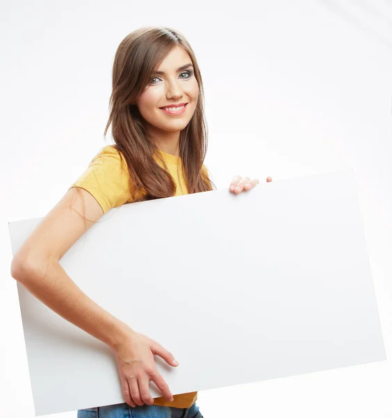 Tonåring flicka håller vitt blankt papper. — Stockfoto
