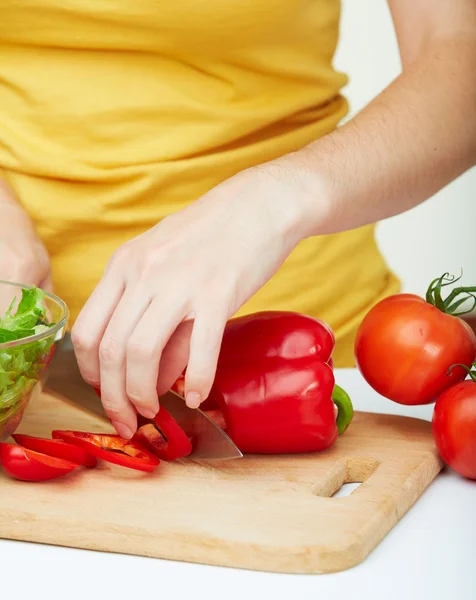 Kvinnan matlagning grönsaker — Stockfoto