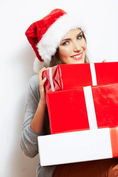 Boże Narodzenie santa kapelusz kobieta na białym tle portret posiadają prezent na Boże Narodzenie. — Zdjęcie stockowe