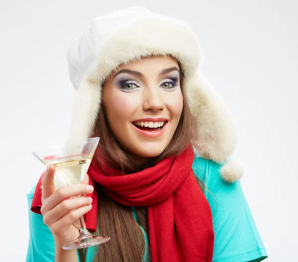 Mujer divertida usando una gorra de invierno —  Fotos de Stock