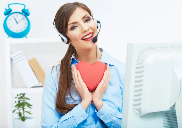 Operador sorrindo segurar coração vermelho . — Fotografia de Stock