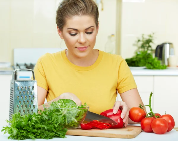 Vrouw in keuken — Stockfoto