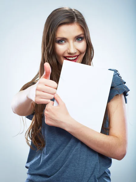 Adolescente menina segurar papel branco em branco . — Fotografia de Stock