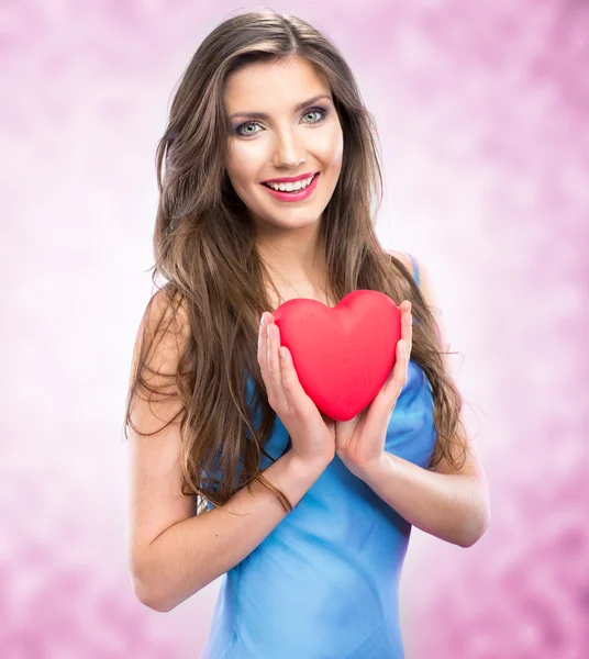 Corazón, símbolo de amor joven mujer feliz celebrar — Foto de Stock