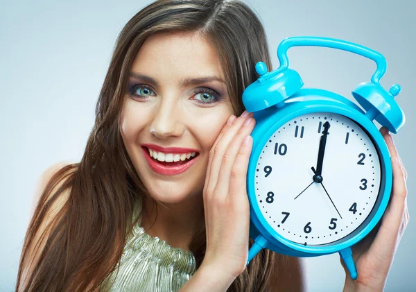 Joven sonriente mujer mantenga reloj . —  Fotos de Stock