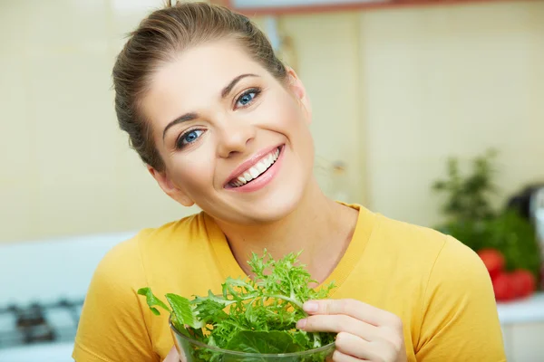 Femme dans la cuisine — Photo