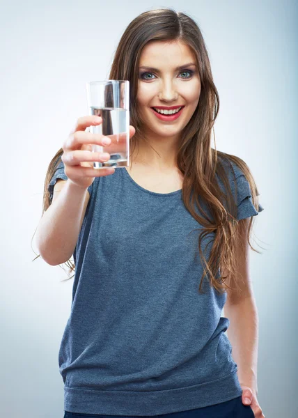 Casual estilo jovem mulher segurar vidro de água . — Fotografia de Stock