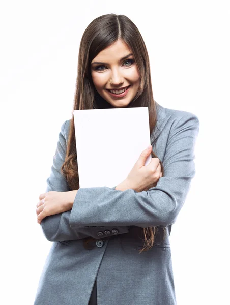 Portret van Glimlachende zakenvrouw houden leeg bord geïsoleerd op — Stockfoto