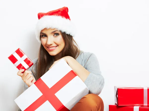 Christmas santa hat isolaed kvinna stående hålla julklapp — Stockfoto
