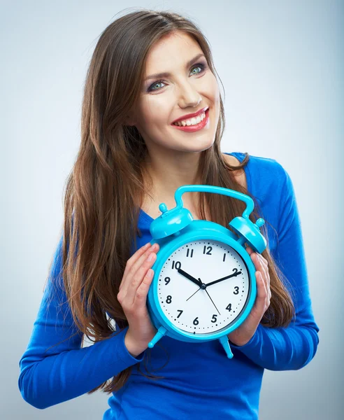 Joven mujer sonriente en el reloj de espera azul. Hermosa chica sonriente — Foto de Stock