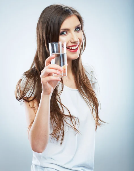 Vrouw bedrijf waterglas. — Stockfoto