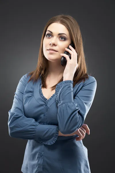 Obchodní žena mluví do mobilního telefonu — Stock fotografie