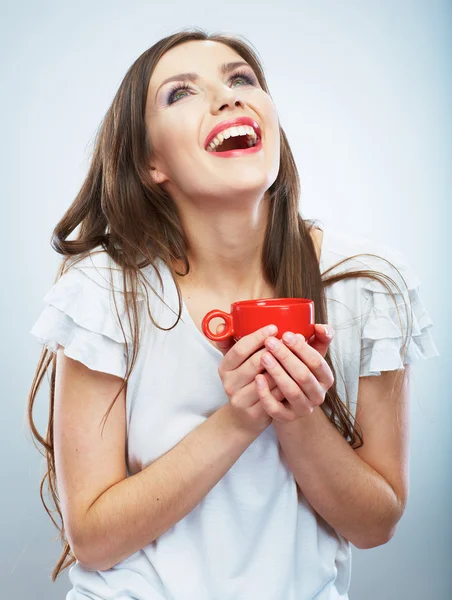 Casual stijl jonge vrouw die zich voordeed op geïsoleerde studio achtergrond. — Stockfoto