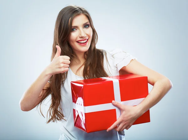 Genç mutlu gülümseyen kadını kırmızı hediye kutusu tutun portresi. — Stok fotoğraf