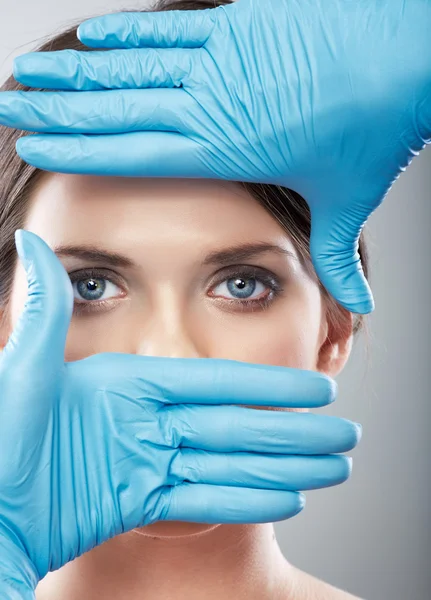 güzellik kadın yüz cerrahisi kapatmak dikey.