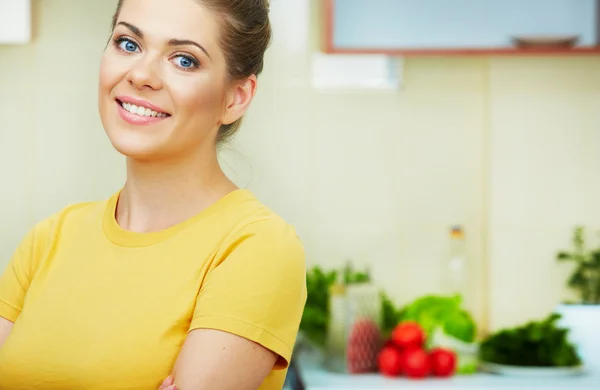 Mulher de pé na cozinha — Fotografia de Stock