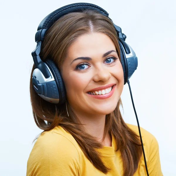 Молодая женщина с наушниками, слушающая музыку. — стоковое фото