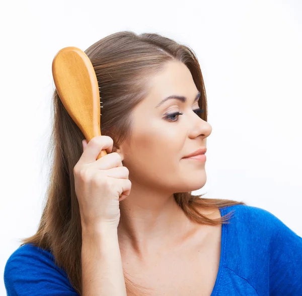 Junge Frau kämmt Haare — Stockfoto