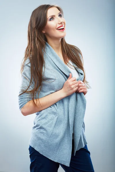 Estilo casual mujer joven posando sobre fondo de estudio aislado . Imagen de stock