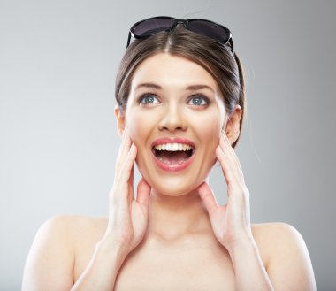 Dişlek gülümseyen genç kadın modeli