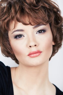 kısa saçlı genç güzellik modeli