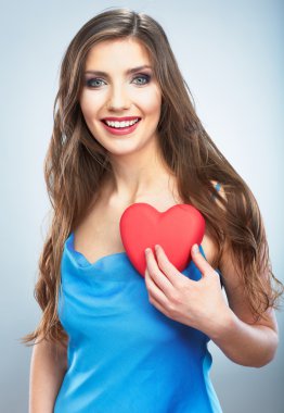 kalp, aşk sembolü kadın mutlu tutun