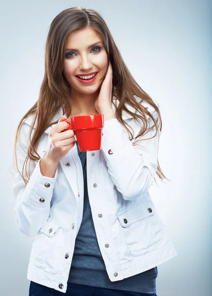 Casual stijl jonge vrouw die zich voordeed op geïsoleerde studio achtergrond. — Stockfoto