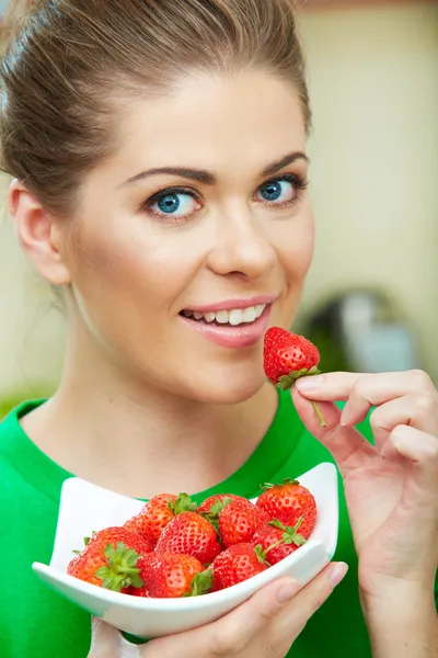 Mujer en la cocina — Foto de Stock