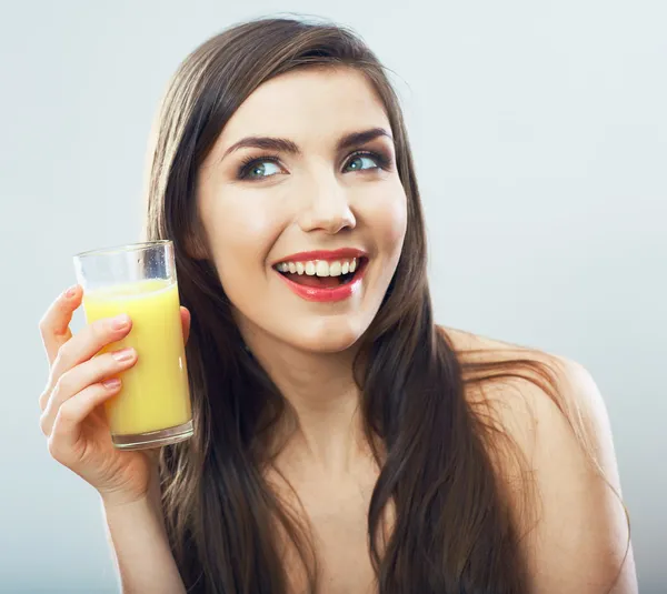 Женщина держит стакан с апельсиновым соком — стоковое фото