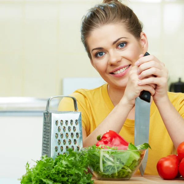 Mulher na cozinha — Fotografia de Stock