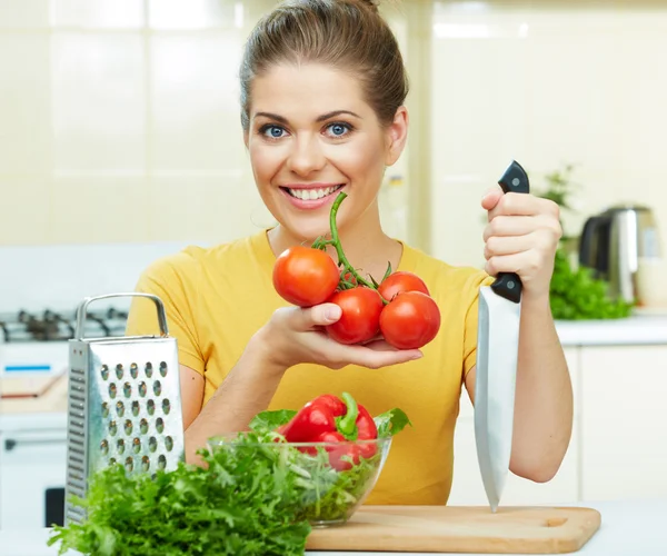 Mulher cozinhar comida saudável na cozinha — Fotografia de Stock