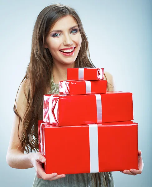 Mujer sonriente en vestido de noche sosteniendo caja de regalo roja . —  Fotos de Stock