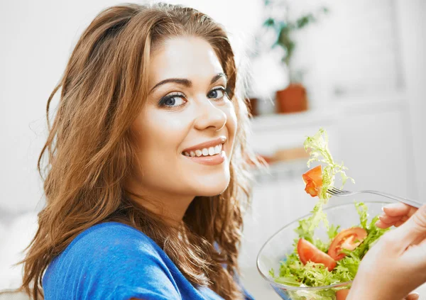 Giovane donna a casa — Foto Stock