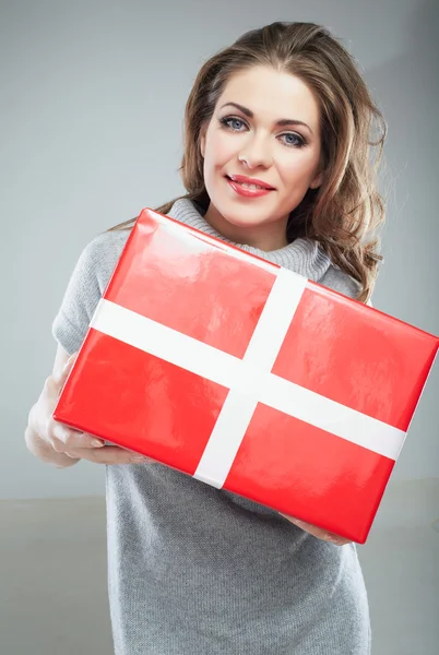 Geschenk box vrouw kwalijk nemen grijze achtergrond. — Stockfoto