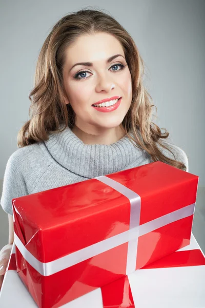 Frau hält Geschenk in Händen. — Stockfoto