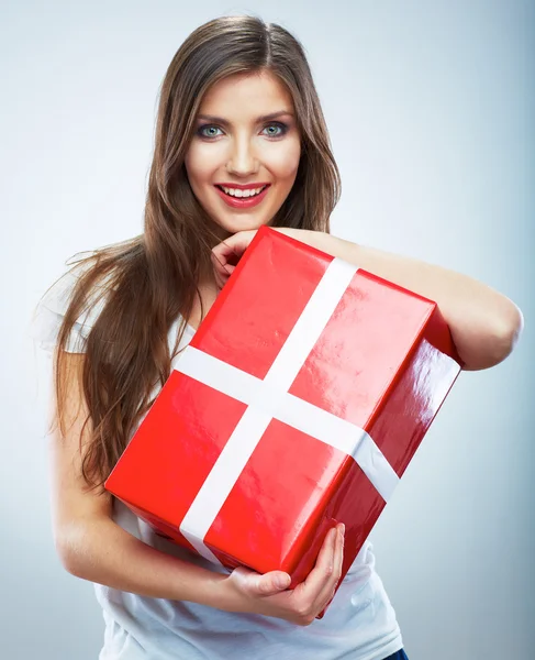 Ritratto di giovane donna felice sorridente scatola regalo rossa tenere . — Foto Stock