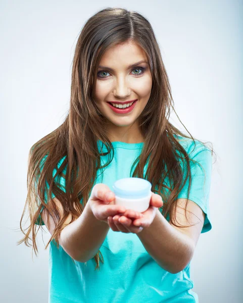 Jovem mulher segurar pele cuidados cosméticos . — Fotografia de Stock