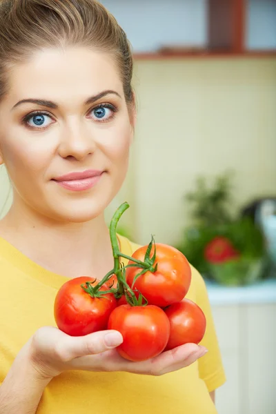 Vrouw in keuken — Stockfoto