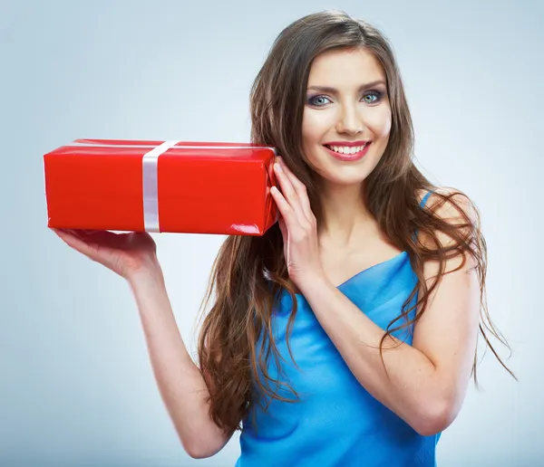 Unga leende kvinna håll röda giet låda med vita band. — Stockfoto