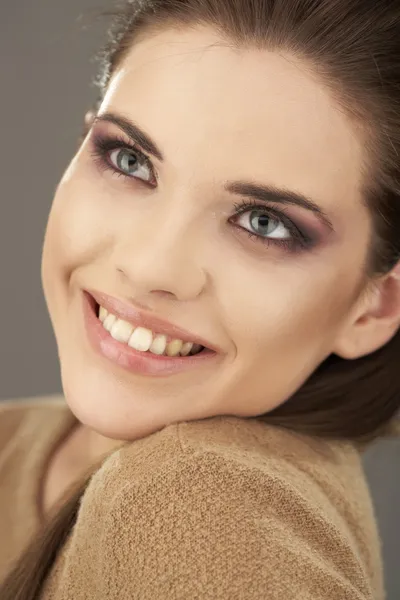 Joven mujer de cerca retrato —  Fotos de Stock