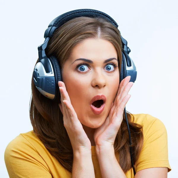 Mujer con auriculares escuchando música —  Fotos de Stock